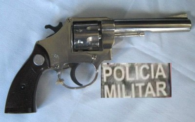 Jovem que tentou entrar em clube armado com revólver é detido por seguranças 