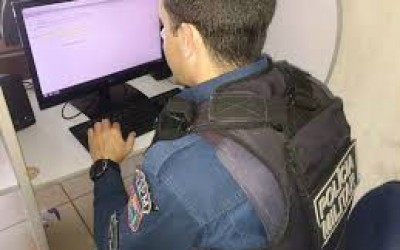 Homem que tentou tirar a roupa em sorveteria é contido por clientes 