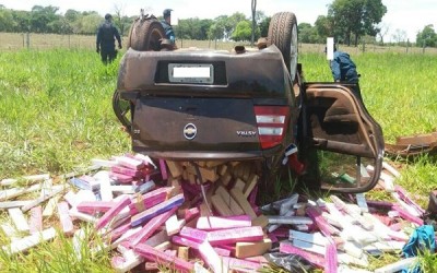 PRF e PM localizam 680 kg de maconha em veículo capotado em Água Clara