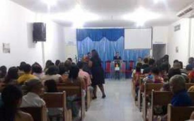 Embriagado, dono de prédio de igreja invade culto e pede dinheiro para pastor