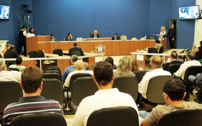 Em duas sessões, vereadores votam projetos e relatório da comissão processante