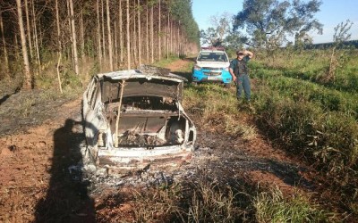 Corpos encontrados carbonizados em carro ainda não foram identificados