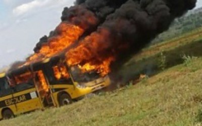 Ônibus que realizava transporte escolar pega fogo e coloca vida de alunos em risco