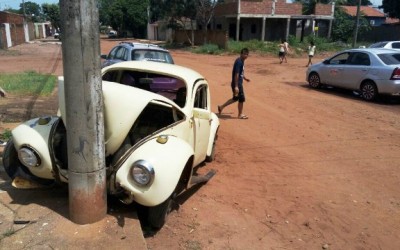 Fusca bate violentamente em poste de iluminação pública 