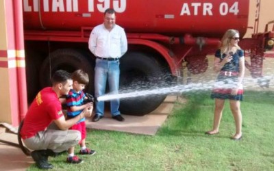 5º GB recebe visita de crianças que sonham em ser bombeiro