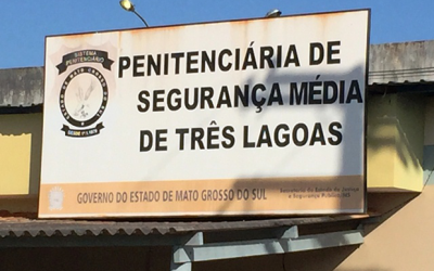 Detento ameaça agentes e tenta fugir durante transferência de presídio