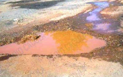 Motociclista cai em buraco, quebra braço e é levado para UPA