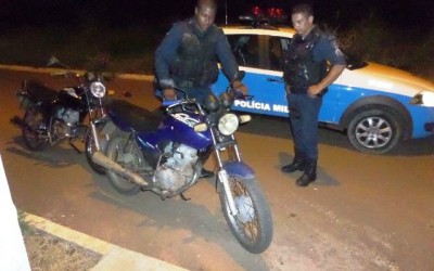 Motociclistas fogem da polícia e Rádio Patrulha acaba recuperando moto furtada