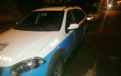 Homens armados agridem vítimas em assalto à garagem e fogem usando bicicletas