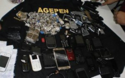 Pente-fino no semi-aberto encontra drogas, armas artesanais e celulares