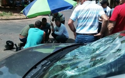 Jovem é arremessado contra para-brisa de carro em acidente