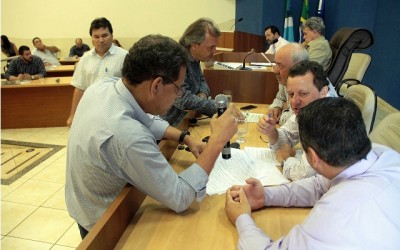 Vereadores fazem sessão extraordinária e aprovam 24 projetos