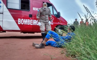 Motociclista sem CNH fratura a perna em acidente no JD Carioca