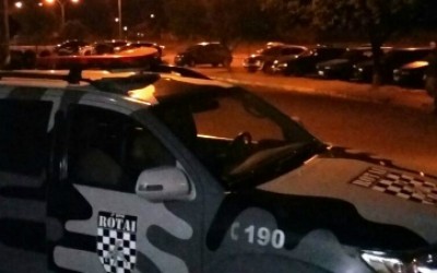 Bandidos em motocicleta atiram em vítima para roubarem veículo