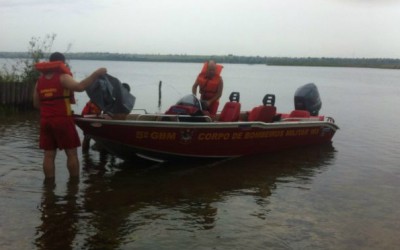 Adultos caem em rio e barco segue à deriva com três crianças 