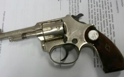 Após anos de ameaças, mulher denuncia e marido tenta esconder arma
