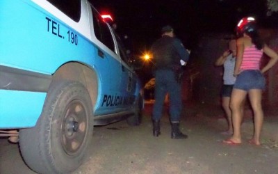 Homem agride vizinha e ameaça populares com facão