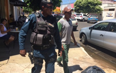 Casal em Honda Civic abastece em posto e sai sem pagar a conta 
