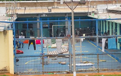 Presos serram grades de celas, cavam túnel e fogem de presídio