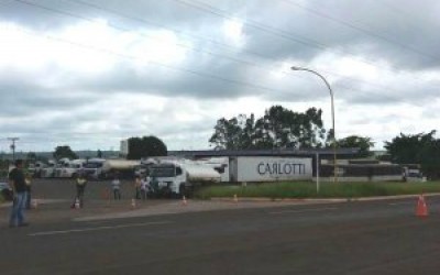 Caminhoneiros ampliam protesto e bloqueiam saída para Três Lagoas