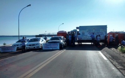 Empresários de Três Lagoas fecham BR em protesto contra 