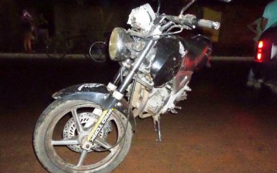 Duas pessoas ficam feridas depois de colidir em caçamba