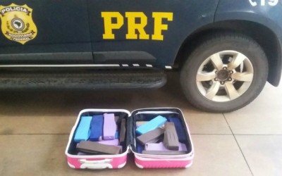 PRF prende jovem com quase 20 kg de maconha em ônibus