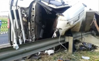 Caminhão que carregou farelo de soja em Três Lagoas tomba em rodovia paulista e mata motorista 