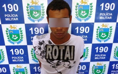 Ao abordar suspeitos, ROTAI prende traficante e usuário de drogas na Vila Zuque