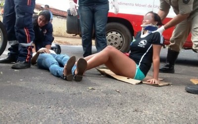 Duas jovens ficam feridas em colisão entre carro e camionete