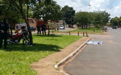 Motociclista perde controle de direção e morre depois de colidir em árvore