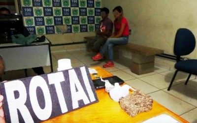 Dupla é flagrada pela ROTAI negociando drogas no JD das Violetas