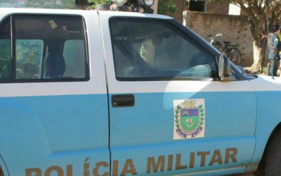 Jovem dispara várias vezes e tiros acertam pit bull e janela