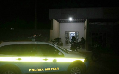 Depois de discutir com esposa por ciúmes, marido tenta afogar mulher em poça de água