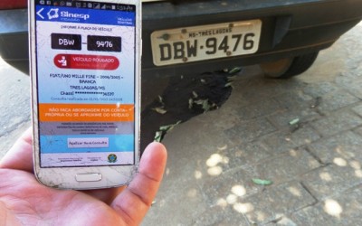 Em acidente, carro é apreendido com restrição de furto