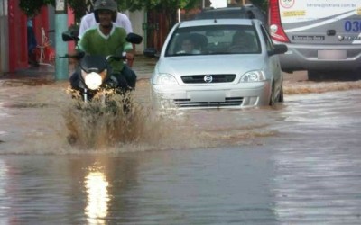 Forte chuva alivia o calor em Três Lagoas e alaga ruas