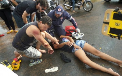 Acidente com moto deixa marido e mulher feridos no Santos Dumont 