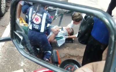 Para não bater em caminhão, jovem “joga” moto para lateral e colide o corpo contra veículo parado