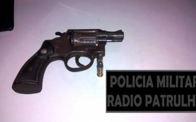 Marido briga com esposa e depois faz ameaças armado com um revólver