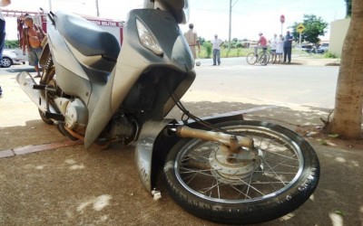 Motociclista fica ferida em colisão entre veículos no Vila Nova