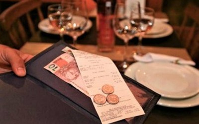 Lei regulamenta distribuição de gorjeta e taxa de serviço