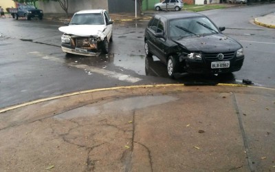 Leitor registra violenta colisão entre dois veículos no bairro Santo André 