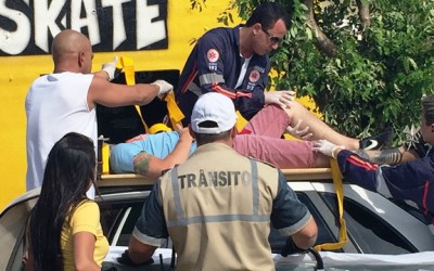 Após acidente, jovem é arremessado contra teto de veículo 
