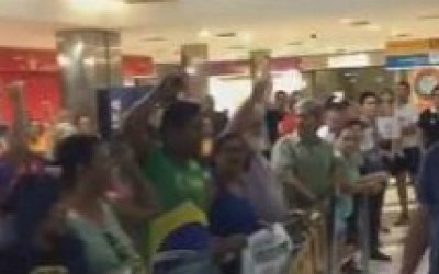 Manifestantes contrários a reforma da Previdência recebem deputados no aeroporto 