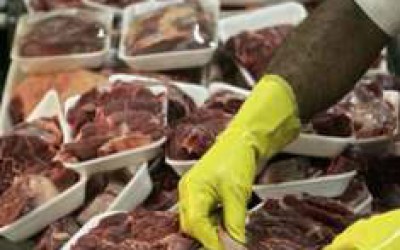 Carne vencida e mascarada com produtos cancerígenos