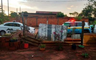 Mulher é encontrada morta com toalha amarrada ao pescoço