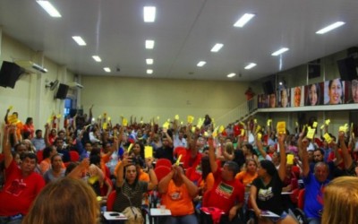Professores suspendem greve e retomarão aulas na segunda