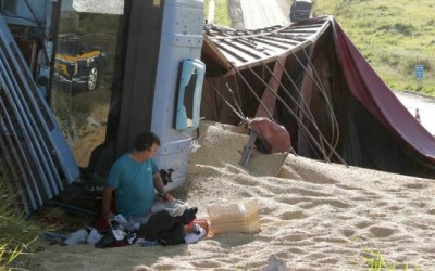 Roda escapa e carreta cheia de soja tomba em rodovia