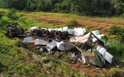 Carreta carregada de celulose tomba na BR-158