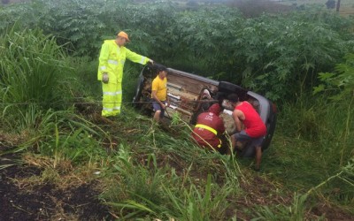 Carro com 5 pessoas sai da pista em curva e vai parar em barranco em MS